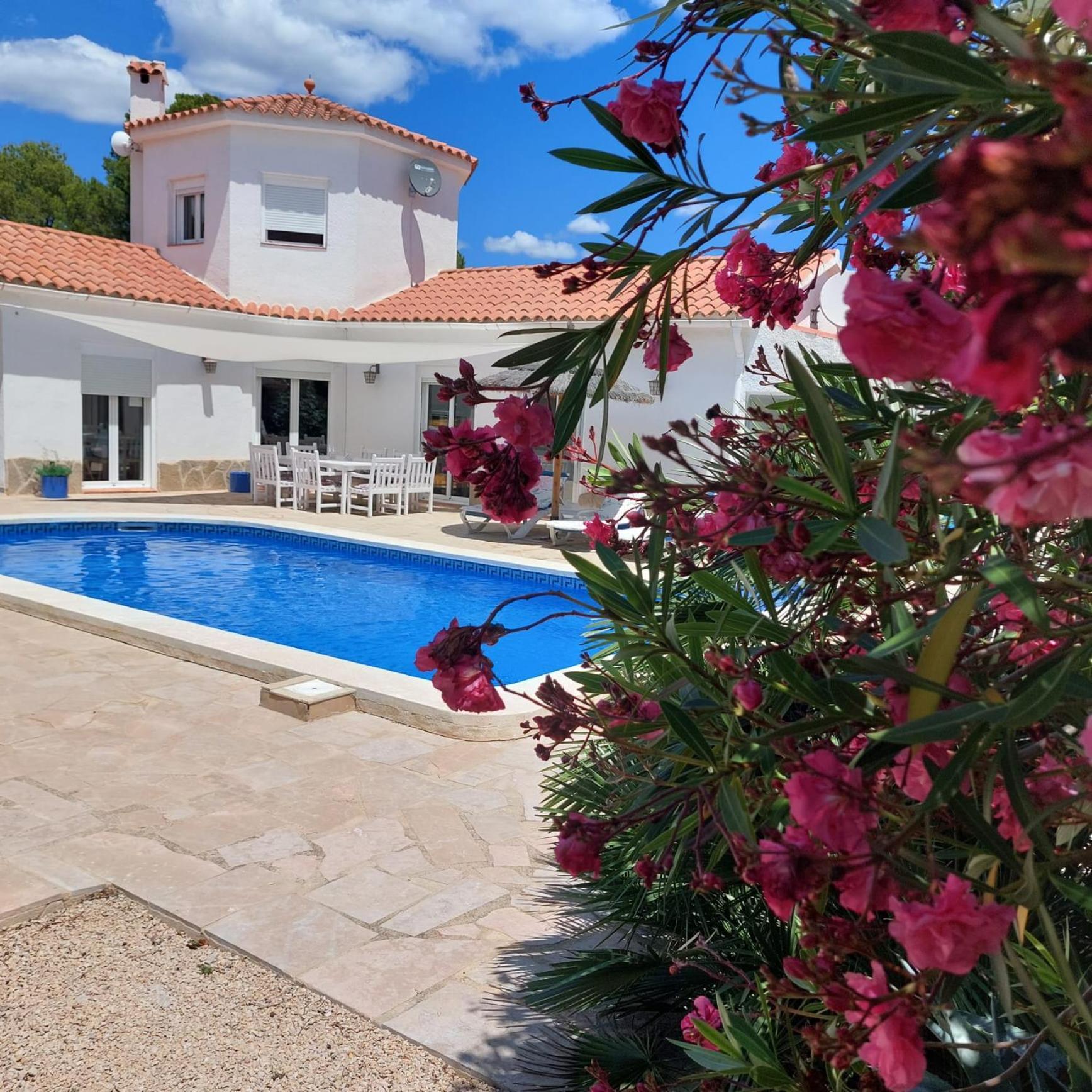 Villa Voor 8 Personen Met Zwembad 칼라파트 외부 사진