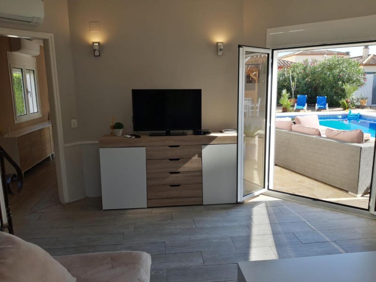 Villa Voor 8 Personen Met Zwembad 칼라파트 외부 사진